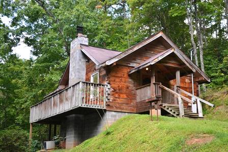 This Cabin Rentals HONEYMOON HIDEAWAY is the perfect place for you!