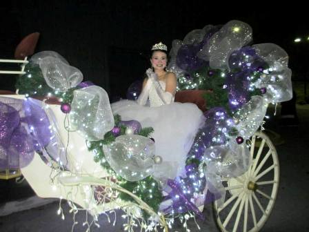 This Heritage Carriage Ride Princess is living the ultimate Christmas fantasy!